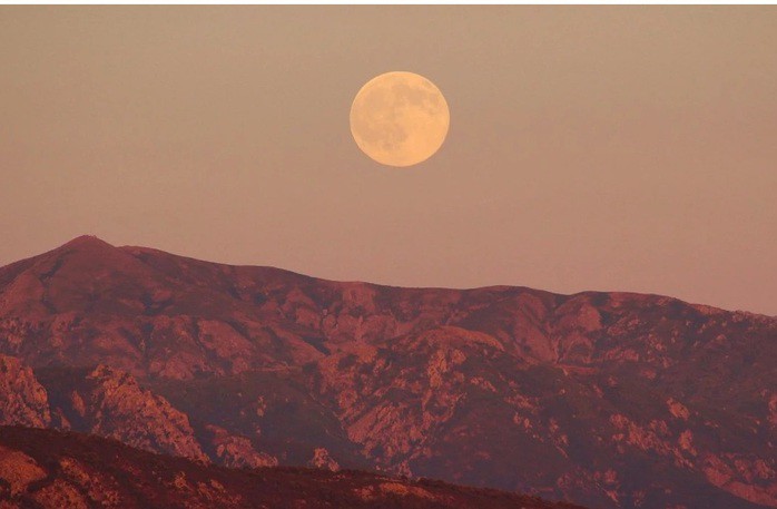 Trăng hồng mọc trên một dãy núi ở Canada - Ảnh: NATIONAL POST
