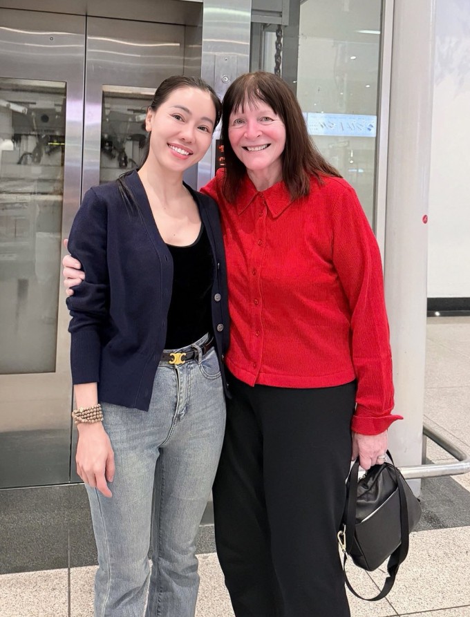 Ngày 28/3, bà Phạm Kim Dung (trái) - Chủ tịch Miss World Vietnam - đón bà Julia Morley đến TP HCM chuẩn bị cho sự kiện. Ảnh: Ban tổ chức cung cấp