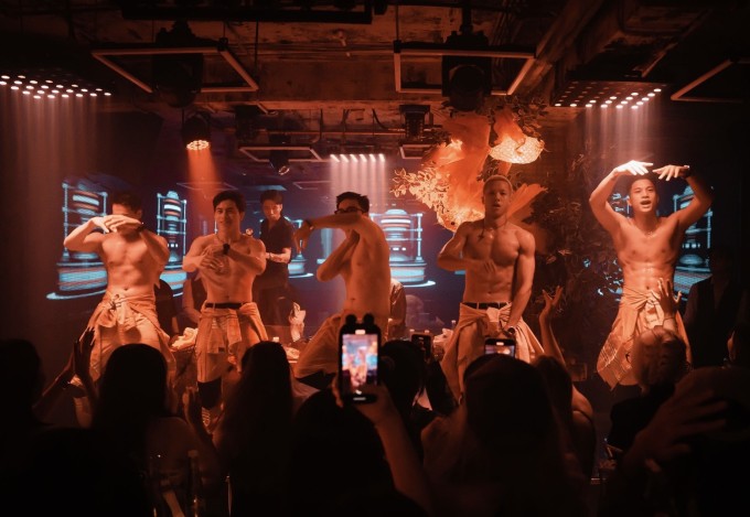 Các vũ công biểu diễn tại quán bar ở Hà Nội. Ảnh: M.N