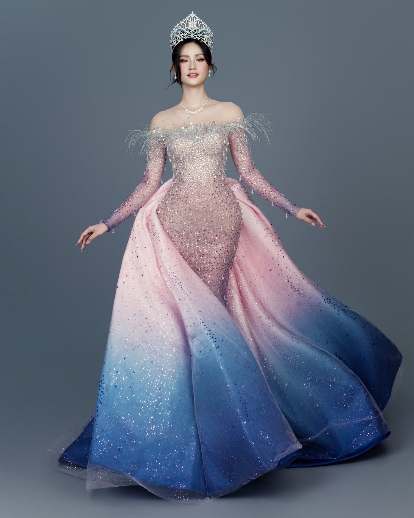 Hoa hậu Ý Nhi tung bộ ảnh xinh như công chúa trước thềm kết thúc nhiệm kỳ - 3