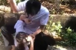 Hai nữ sinh cấp 2 lao vào đánh nhau, một em nhập viện điều trị