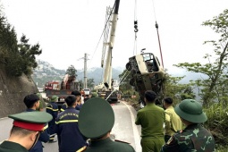 Lật xe khách chở 29 người ở Tam Đảo