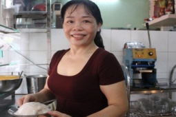 Quán xôi gần 50 năm ở TPHCM chỉ bán 2 món, chưa mở cửa đã có khách chờ