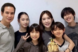 Ảnh sao 29/3: Minh Hà được khen 'bị thời gian bỏ quên' khi khoe sắc bên bốn con