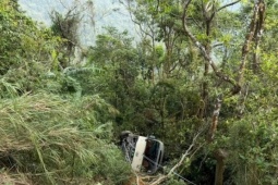 Lật xe khách chở 29 người ở Tam Đảo