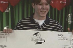 Quyết định bất ngờ của nam sinh viên nghèo bỗng dưng trúng độc đắc 500 tỷ đồng khiến cuộc đời thay đổi sau 27 năm