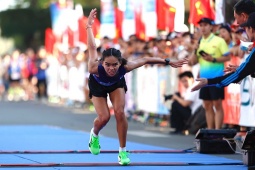 Chân chạy Ngọc Hoa: Cú bò về đích gây sốt & thanh xuân rực rỡ