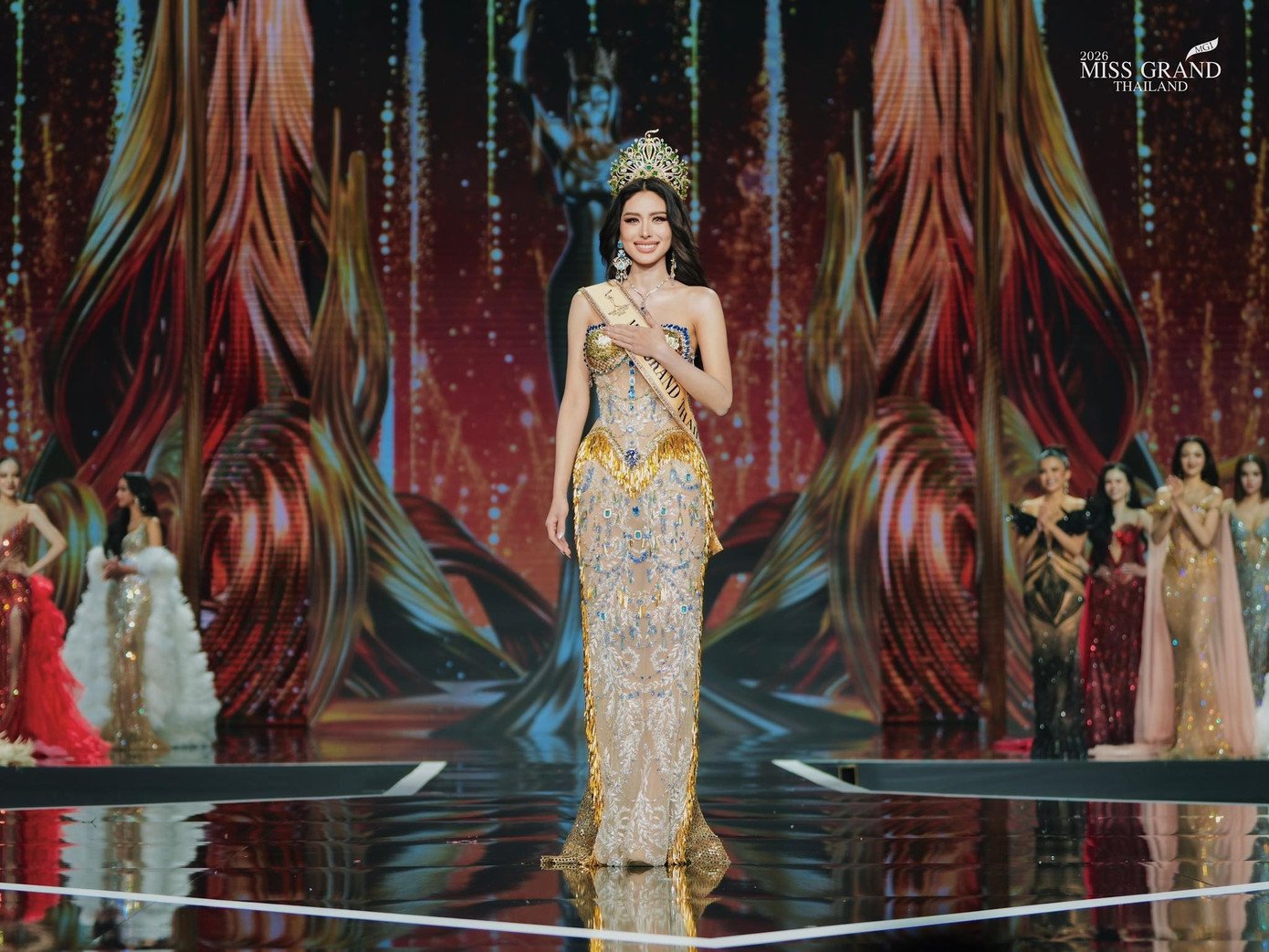 Fan sắc đẹp ngỡ ngàng khi tân Miss Grand Thailand 2026 đăng quang ở tuổi 32 - 4