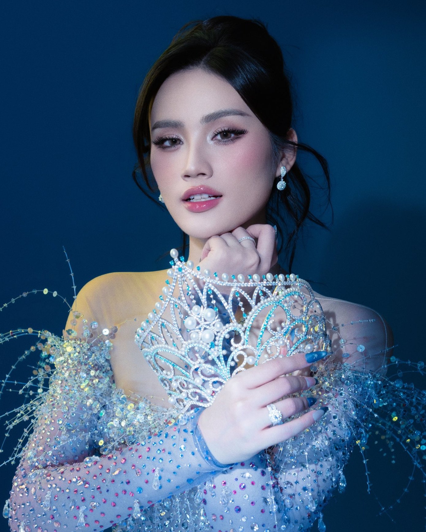 Hoa hậu Ý Nhi tung bộ ảnh xinh như công chúa trước thềm kết thúc nhiệm kỳ - 5