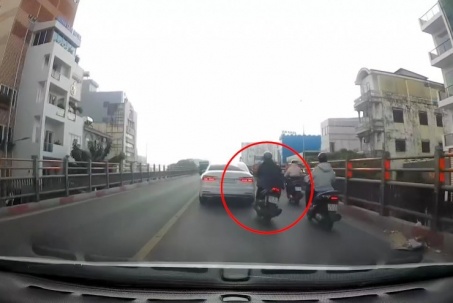 Clip: Lạng lách vượt xe, thanh niên nhận cái kết đắng làm gãy gương ô tô