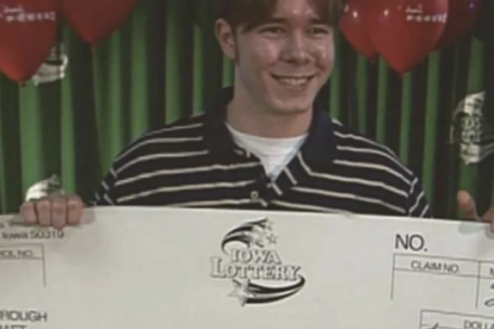 Quyết định bất ngờ của nam sinh viên nghèo bỗng dưng trúng độc đắc 500 tỷ đồng khiến cuộc đời thay đổi sau 27 năm