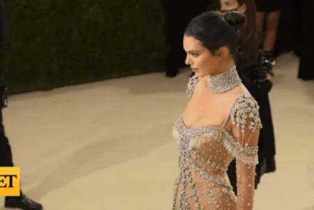 Đường cong nóng bỏng của siêu mẫu đắt giá nhất có 285 triệu người theo dõi