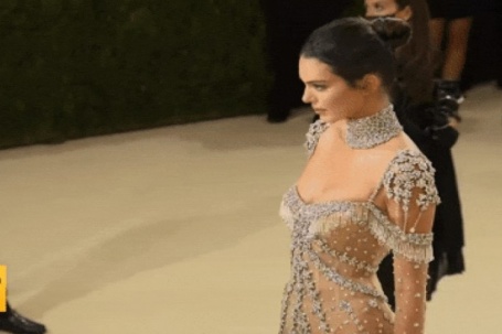 Đường cong nóng bỏng của siêu mẫu đắt giá nhất có 285 triệu người theo dõi