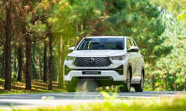 Giá xe Toyota Innova Cross niêm yết và lăn bánh tháng 3/2026 - 4