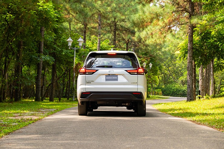 Giá xe Toyota Innova Cross niêm yết và lăn bánh tháng 3/2026 - 5