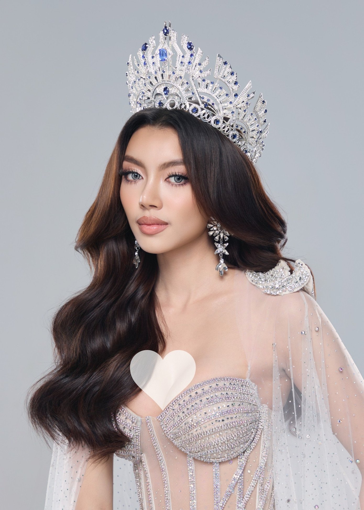 Miss Cosmo 2025 Yolina đọ sắc bên Miss Cosmo Myanmar 2026 trong bộ ảnh mới - 8