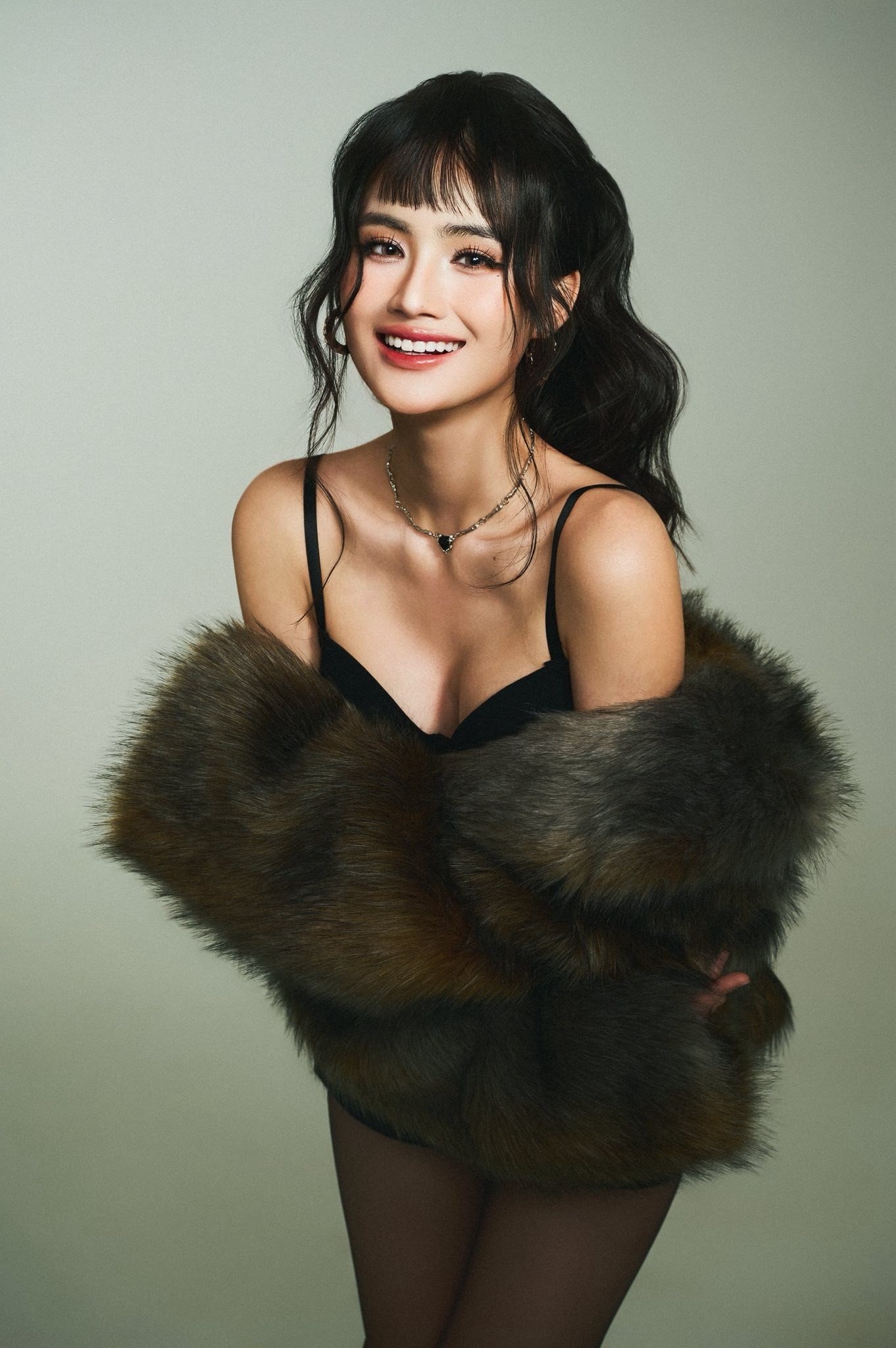 Trước khi trở về trao vương miện, Ý Nhi từng đại diện Việt Nam dự Miss World 2025 tại Ấn Độ và dừng chân ở Top 40.