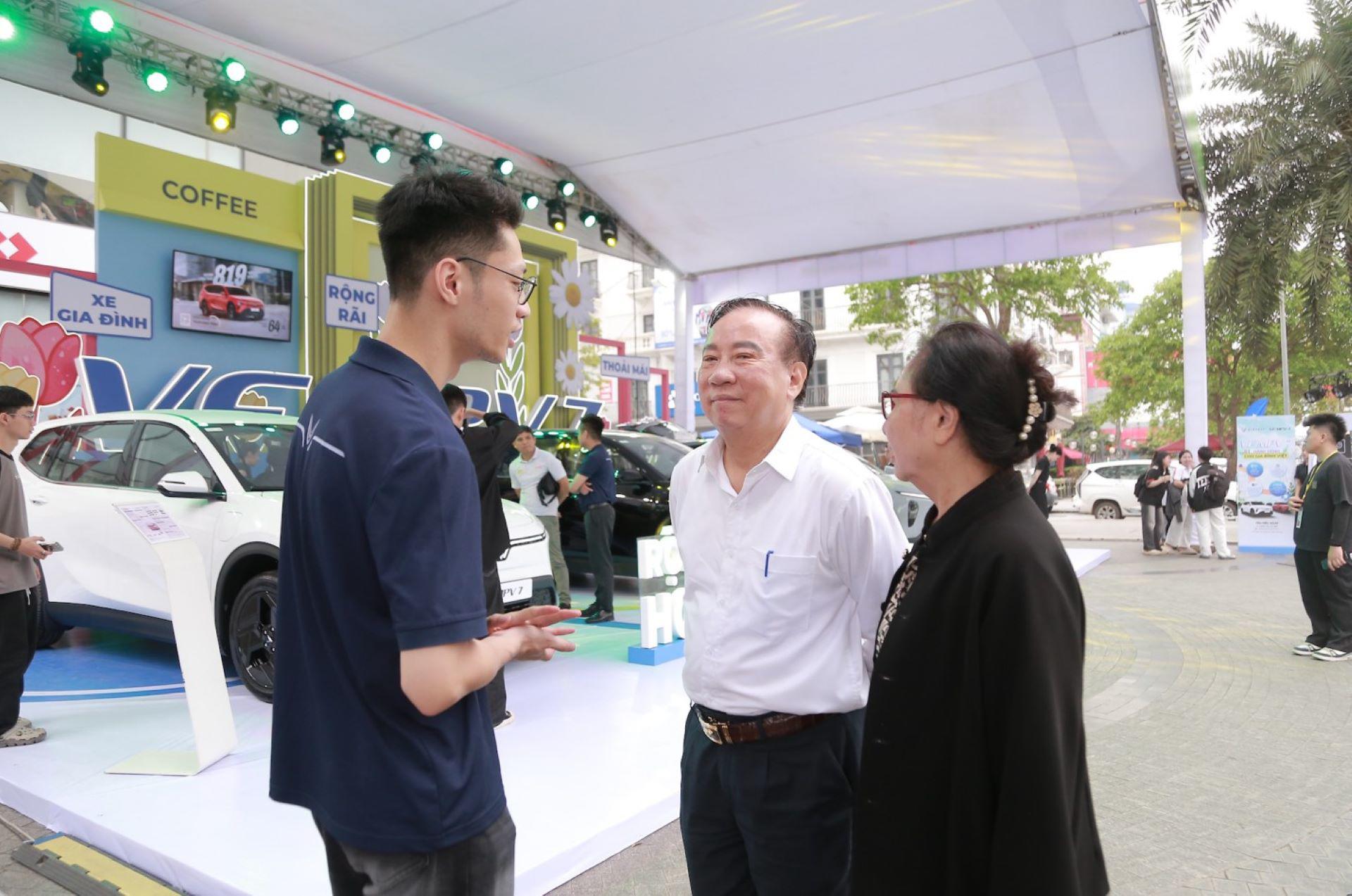 Vợ chồng bà Lê Bích Thắng dù đang sở hữu 3 xe ô tô nhưng vẫn bị cuốn hút bởi xe VF MPV 7.