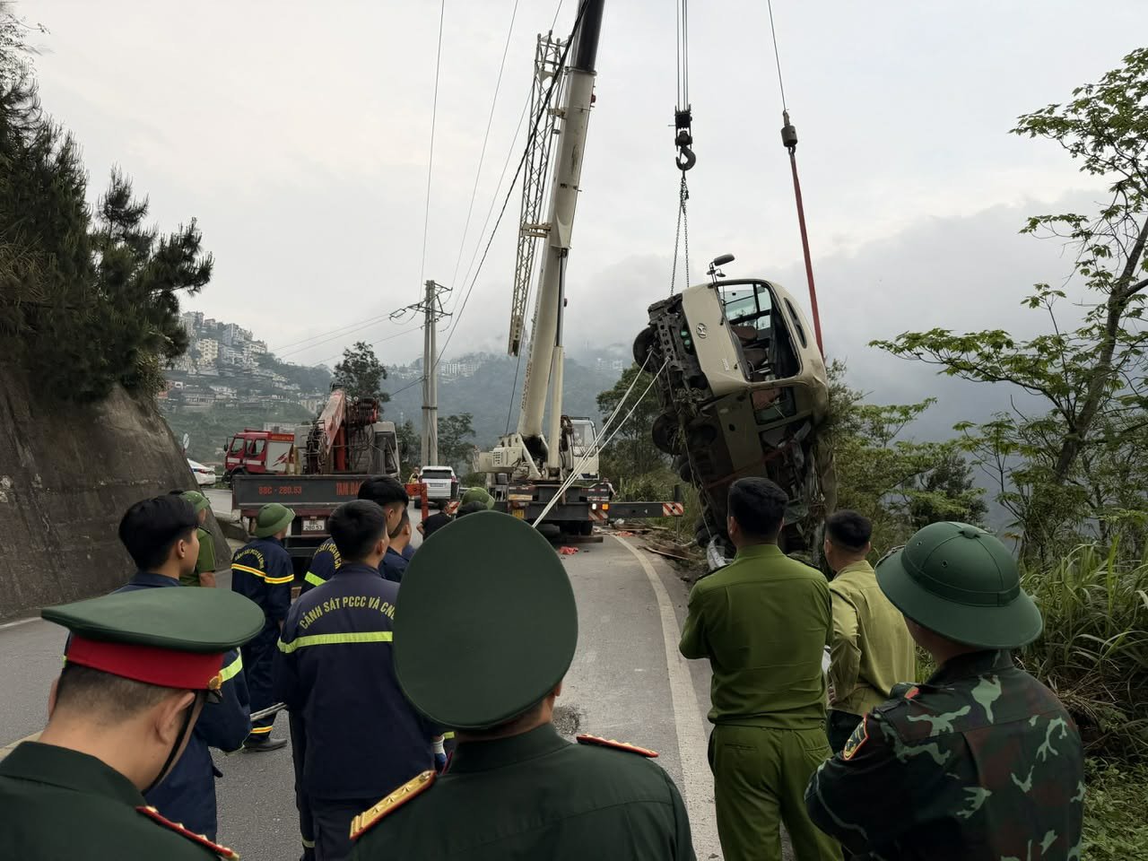 Lực lượng chức năng đang triển khai cứu hộ cứu nạn. Ảnh: AT