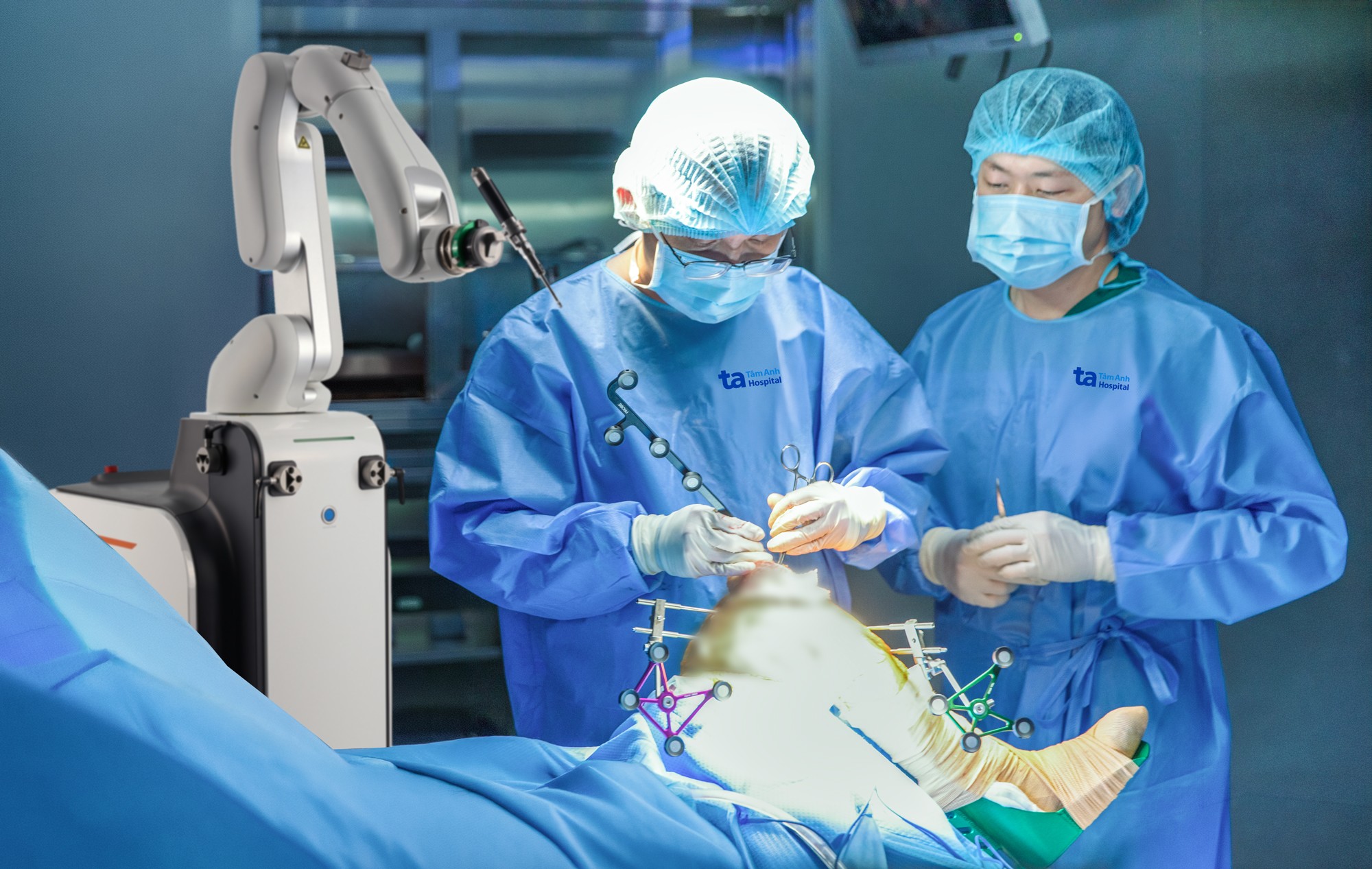 Bác sĩ Bệnh viện Đa khoa Tâm Anh đang phẫu thuật thay khớp gối nhân tạo cho người bệnh bằng Robot CUVIS-Joint thế hệ mới đầu tiên tại Việt Nam.