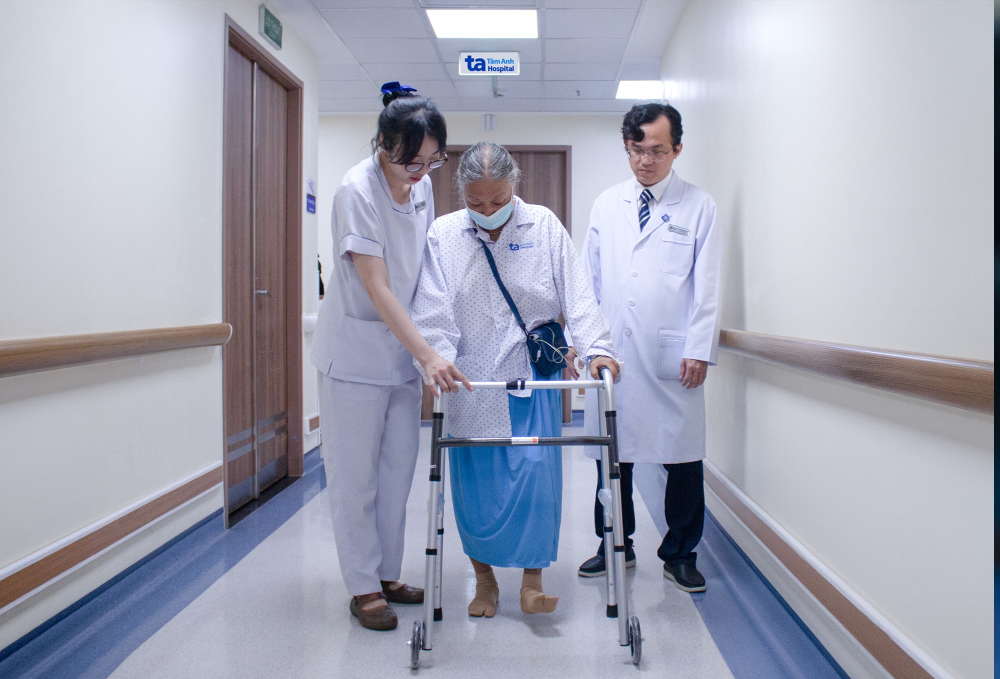 Bà Hồng tập đi lại ngay sau phẫu thuật thay khớp gối bằng Robot AI CUVIS-Joint.