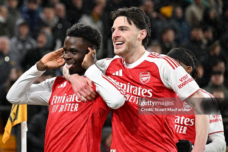 Bộ ba cầu thủ Bukayo Saka, Declan Rice và Noni Madueke trong màu áo Arsenal.