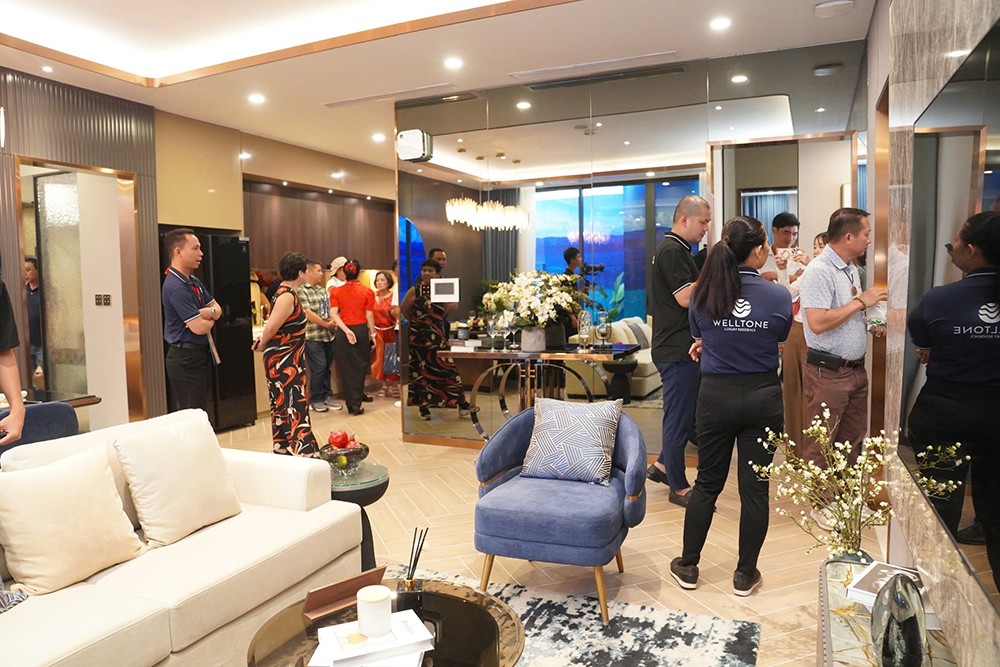 Những khách hàng đầu tiên tham quan căn hộ mẫu Welltone Luxury Residence