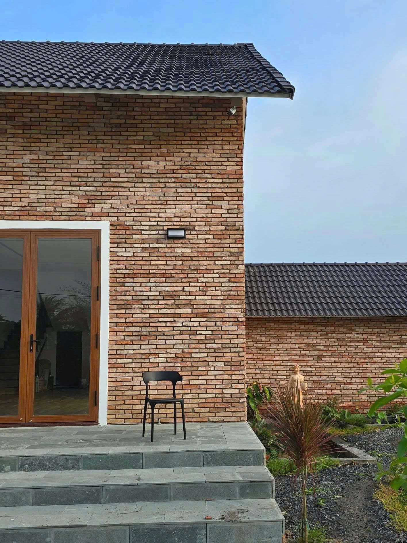 Toàn bộ công trình do Tạ Minh Tâm tự lên ý tưởng và chỉ đạo xây dựng. Nhờ đi diễn nhiều, ông có cơ hội quan sát, học hỏi kiến trúc ở các vùng rồi chắt lọc, đưa vào không gian sống.