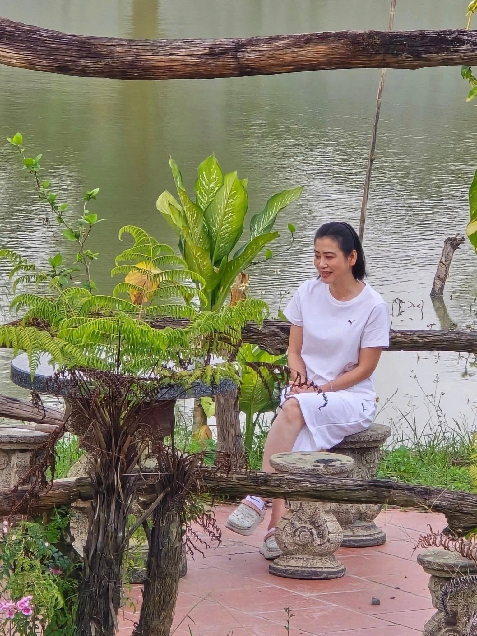 Tuyết Thu ghé nhà đàn anh dịp đầu xuân. Chị yêu thích không khí trong lành, yên tĩnh và nhiều hoa cỏ tại đây.&nbsp;