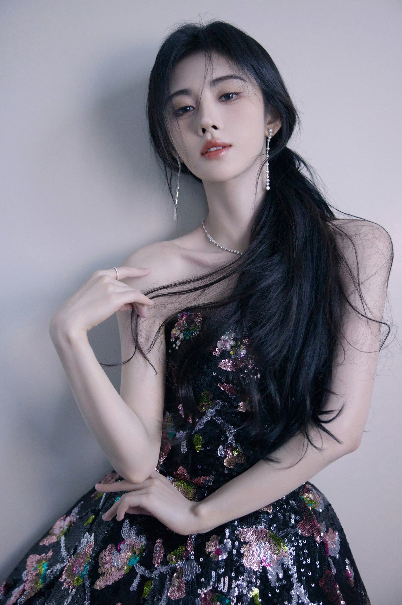 Giờ đây, Cúc Tịnh Y là nhân tố rủi ro cao, dễ khiến phim bị xếp kho.