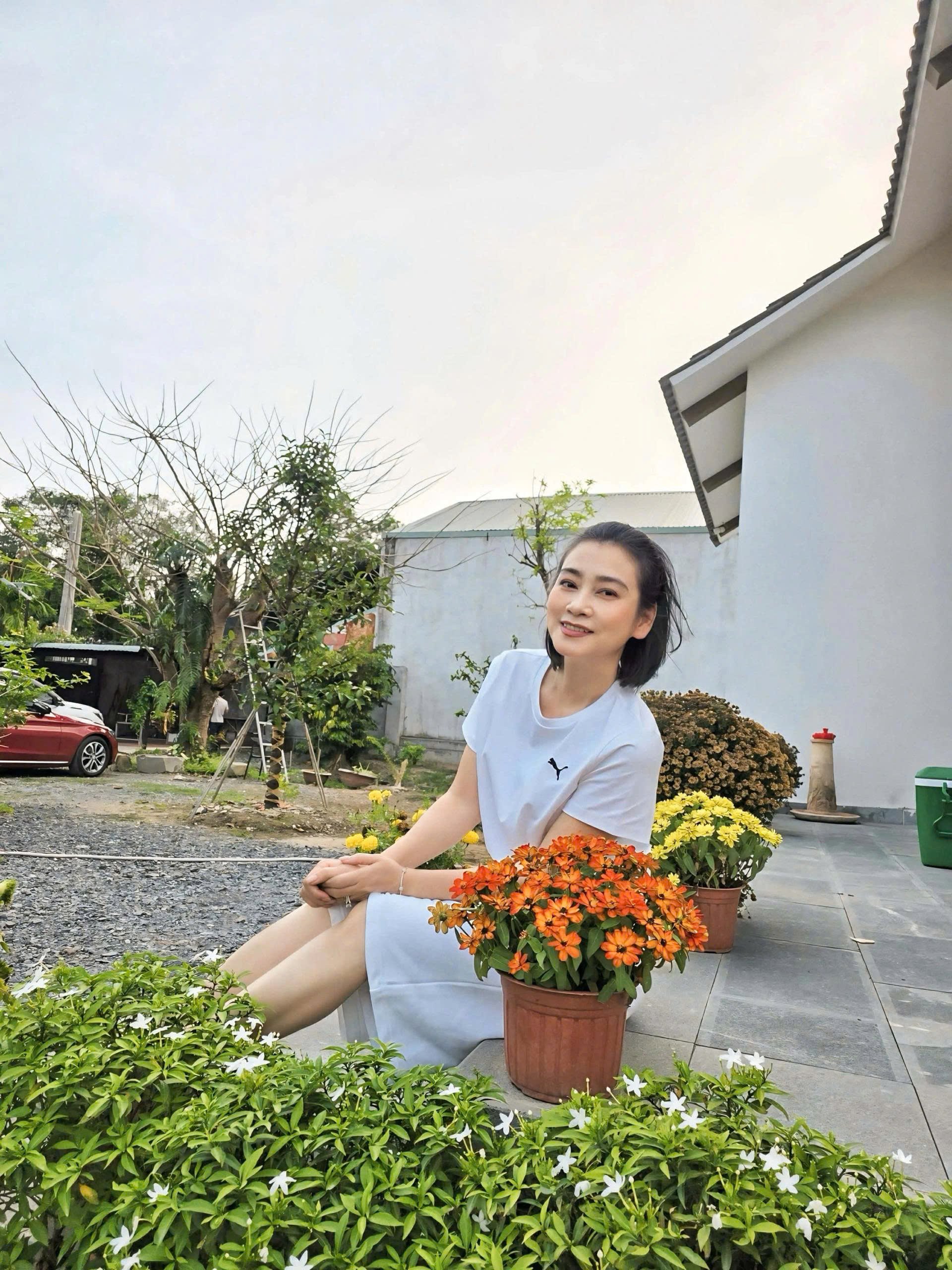 Tuyết Thu ghé nhà đàn anh dịp đầu xuân. Chị yêu thích không khí trong lành, yên tĩnh và nhiều hoa cỏ tại đây.&nbsp;