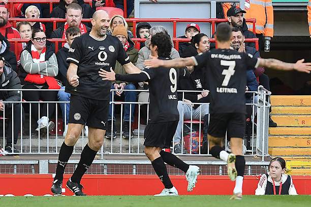 "Đầu láng" Koller (trái) ăn mừng bàn gỡ hòa 2-2 với cú đánh đầu sở trường