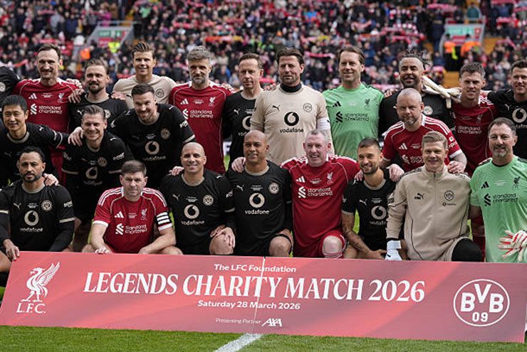 Ảnh lưu niệm chụp chung giữa hai đội trước trận