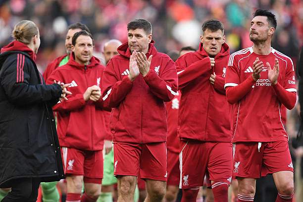 Gerrard cùng dàn các cựu danh thủ Liverpool