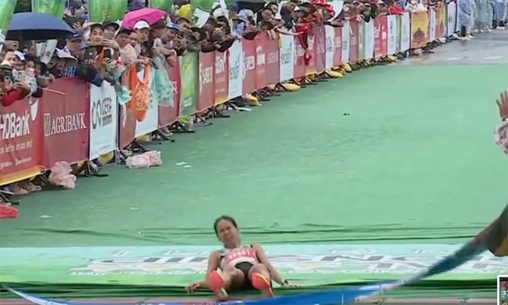 Ngọc Hoa ngã ở vạch đích giải quốc gia năm ngoái