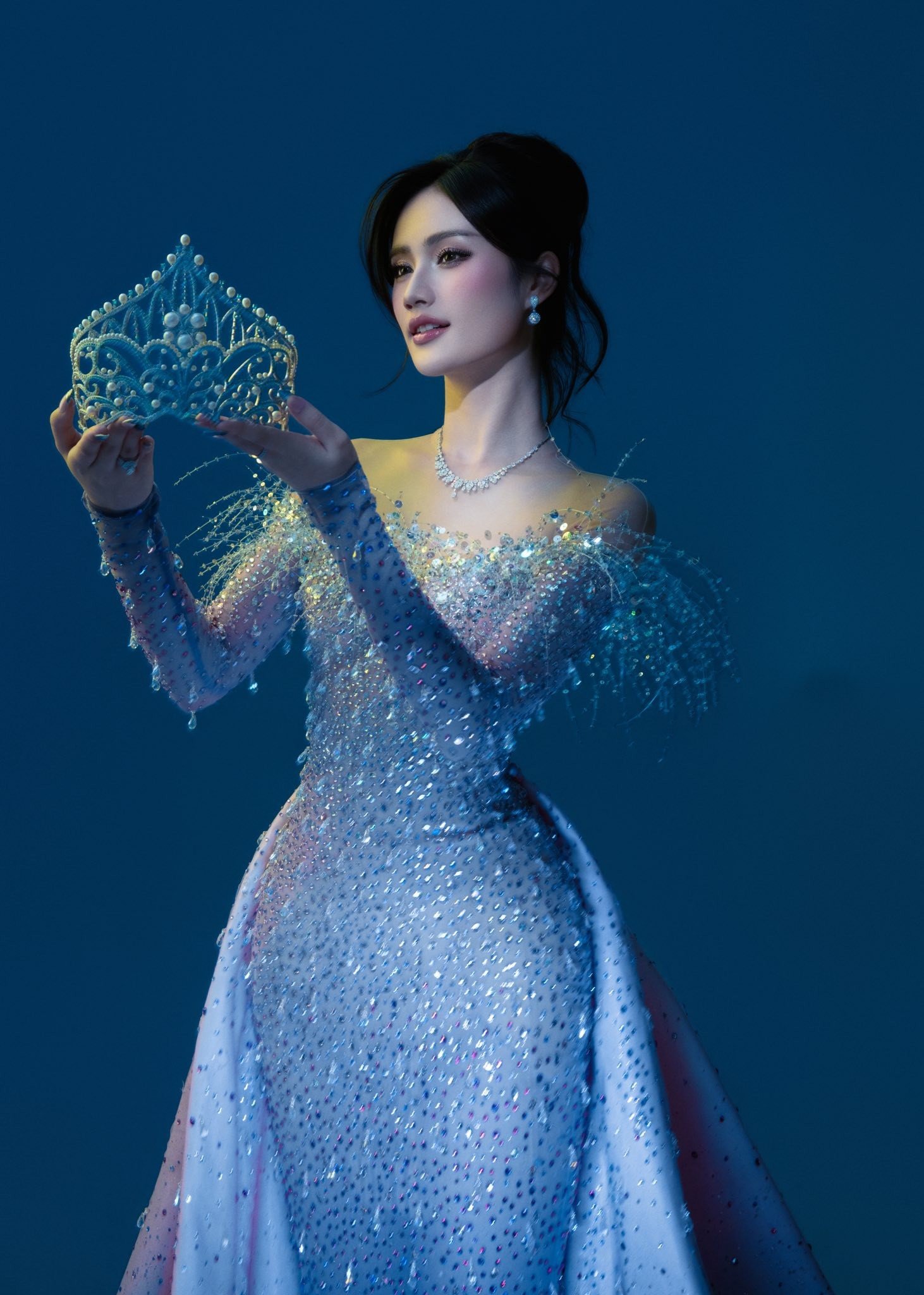 Điểm nhấn được mong đợi trong đêm chung kết là màn final walk của Ý Nhi. Thiết kế được “đo ni đóng giày”, hướng đến sự tinh tế và nổi bật, nhằm tôn vinh chặng đường đương nhiệm của người đẹp.