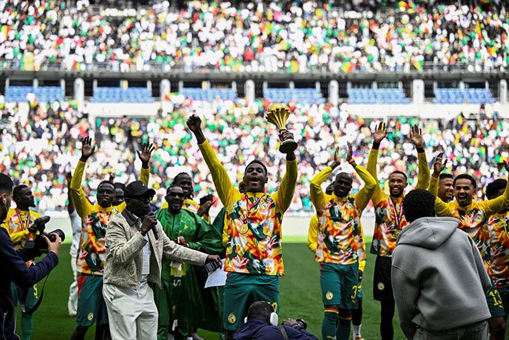 Senegal diễu hành cúp vô địch châu Phi và thể hiện đẳng cấp ở trận giao hữu ngay sau đó