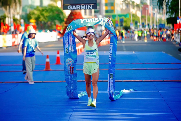 Hồng Lệ vô địch 42km nữ