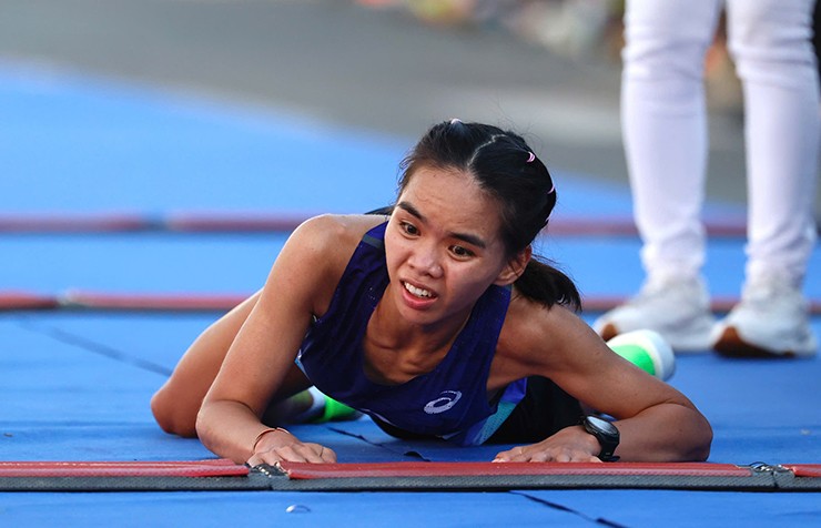 Chân chạy Ngọc Hoa bò về đích vì kiệt sức gây xúc động, Hoàng Nguyên Thanh lập kỳ tích - 2