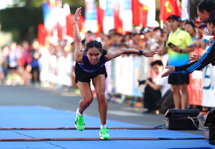 Chân chạy Ngọc Hoa bò về đích vì kiệt sức gây xúc động, Hoàng Nguyên Thanh lập kỳ tích - 1