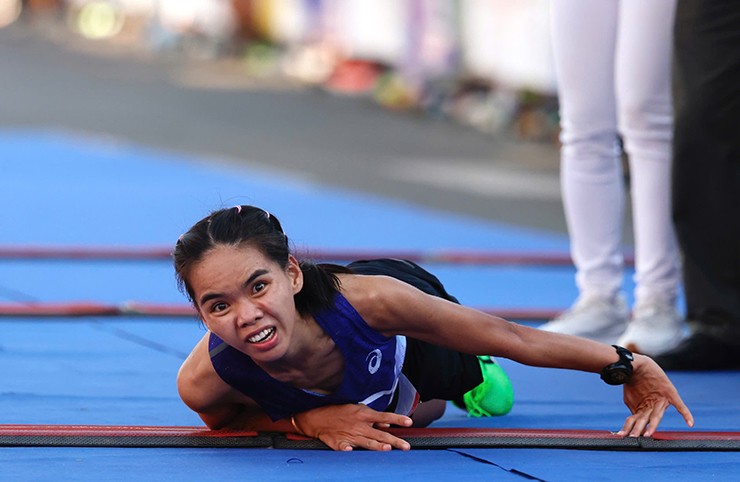 Hình ảnh bò về đích của Ngọc Hoa chinh phục người hâm mộ