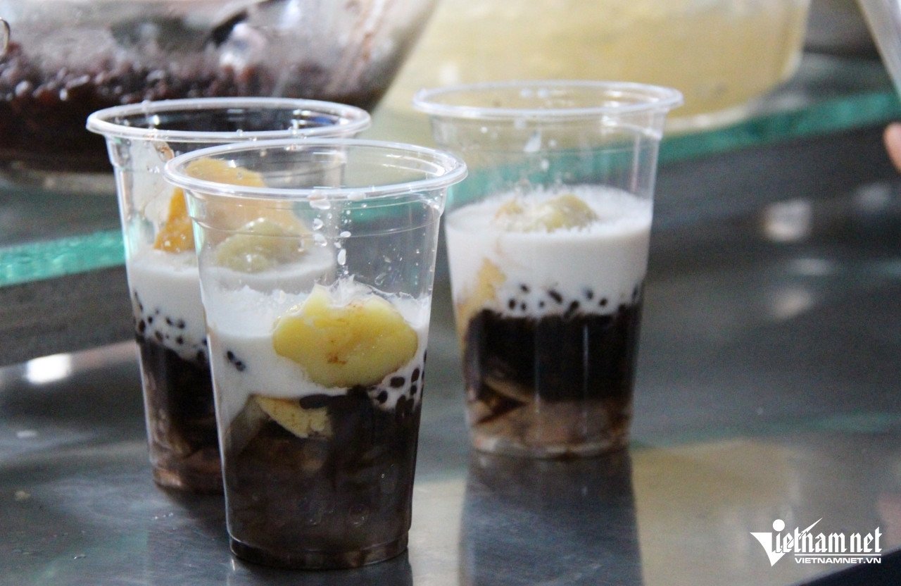 Chè 3 màu tại quán cũng được ăn cùng nước cốt dừa, ca dé thơm béo, ngọt dịu. &nbsp;Ảnh: Hà Nguyễn