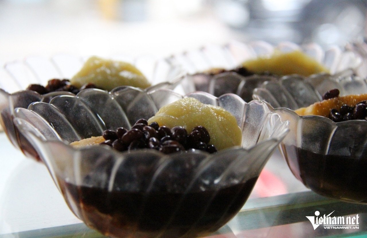 Chè 3 màu tại quán cũng được ăn cùng nước cốt dừa, ca dé thơm béo, ngọt dịu. &nbsp;Ảnh: Hà Nguyễn