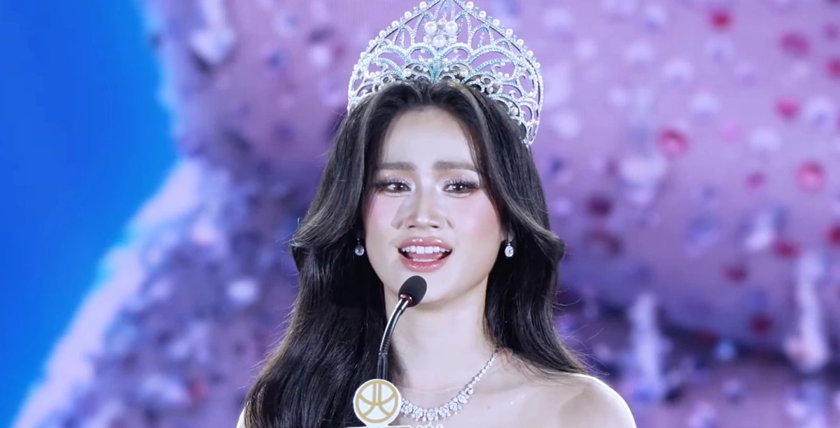 Huỳnh Trần Ý Nhi xúc động phát biểu kết thúc nhiệm kỳ. Ảnh:&nbsp;Miss World Vietnam