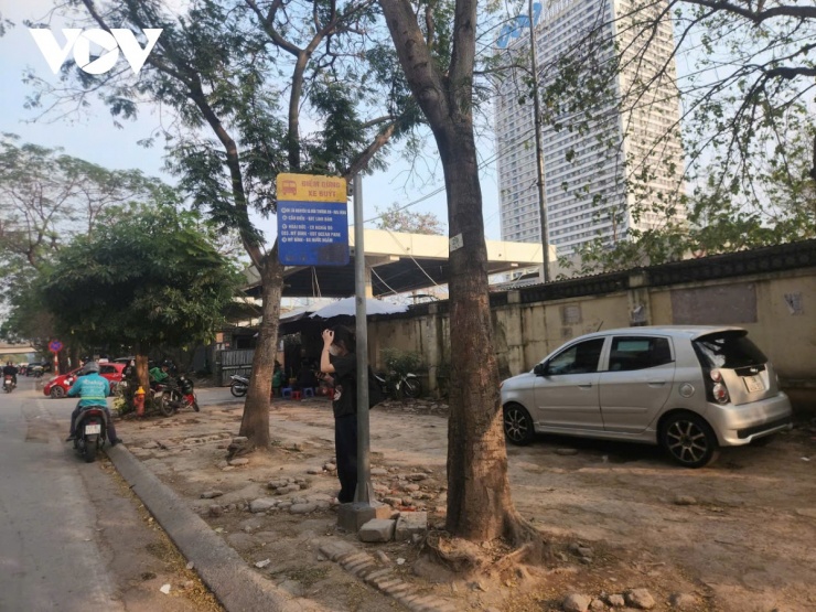 Vỉa hè đường Nguyễn Hoàng cạnh Bến xe Mỹ Đình phường Từ Liêm.