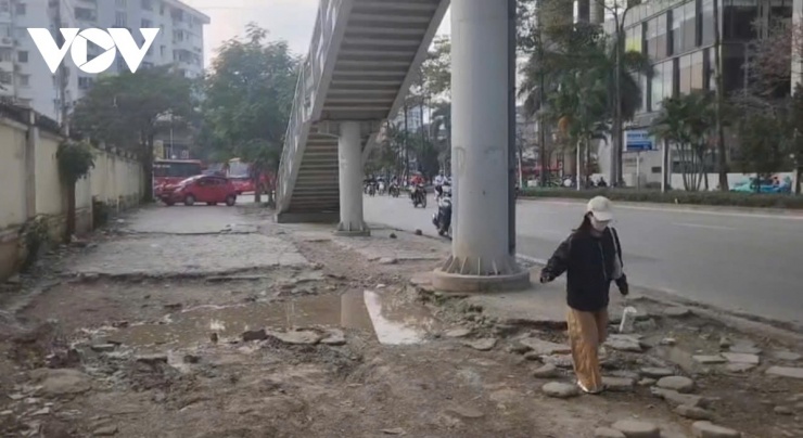 Nhiều tuyến vỉa hè đang bị bong tróc, sụt lún nghiêm trọng, tiềm ẩn nguy cơ tai nạn, người dân kiến nghị sớm cải tạo, sửa chữa.