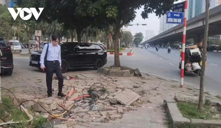 Bên cạnh đó, rễ cây phát triển trồi lên mặt đất, cùng việc thi công công trình, tập kết vật liệu nặng nhưng không hoàn trả mặt bằng đúng quy định cũng góp phần làm hư hỏng vỉa hè. Đáng chú ý, nhiều đơn vị điện lực, viễn thông, cấp nước đào xới để thi công hạ tầng nhưng việc hoàn trả còn cẩu thả, thiếu đồng bộ.