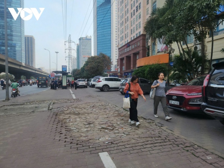 Nhiều tuyến vỉa hè Hà Nội hư hỏng nặng, cần sớm sửa chữa.