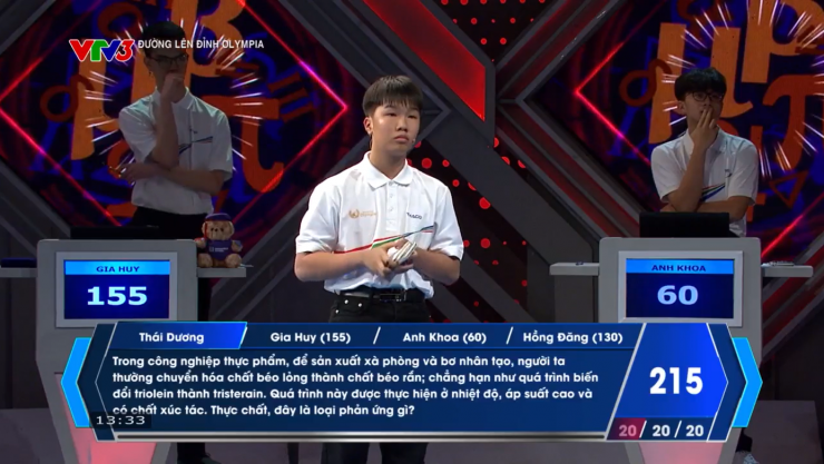 Sau ba câu hỏi, Thái Dương vẫn dẫn đầu đoàn leo núi.