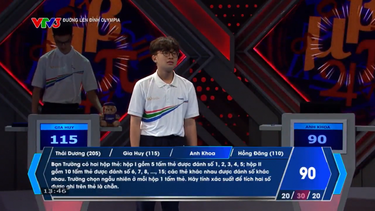 Anh Khoa lấy lại phong độ, trả lời đúng câu hỏi cuối cùng và vươn lên vị trí thứ hai đoàn leo núi.